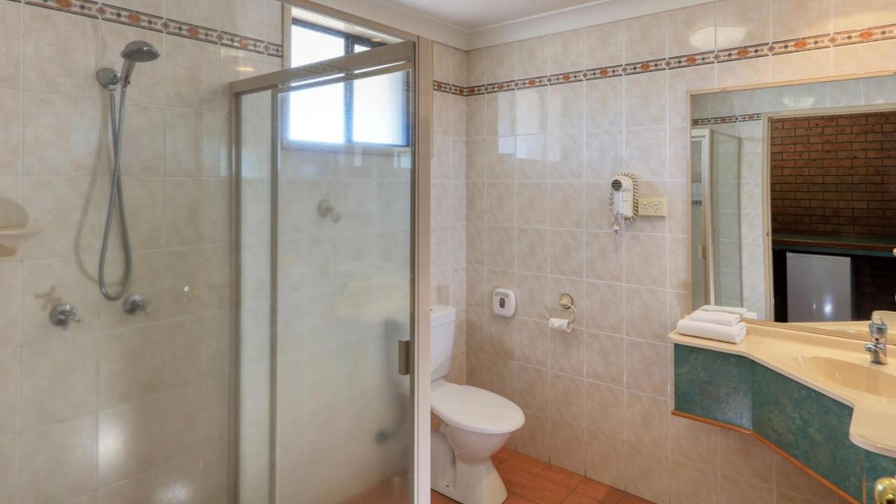 James Street Motor Inn Тувумба Экстерьер фото