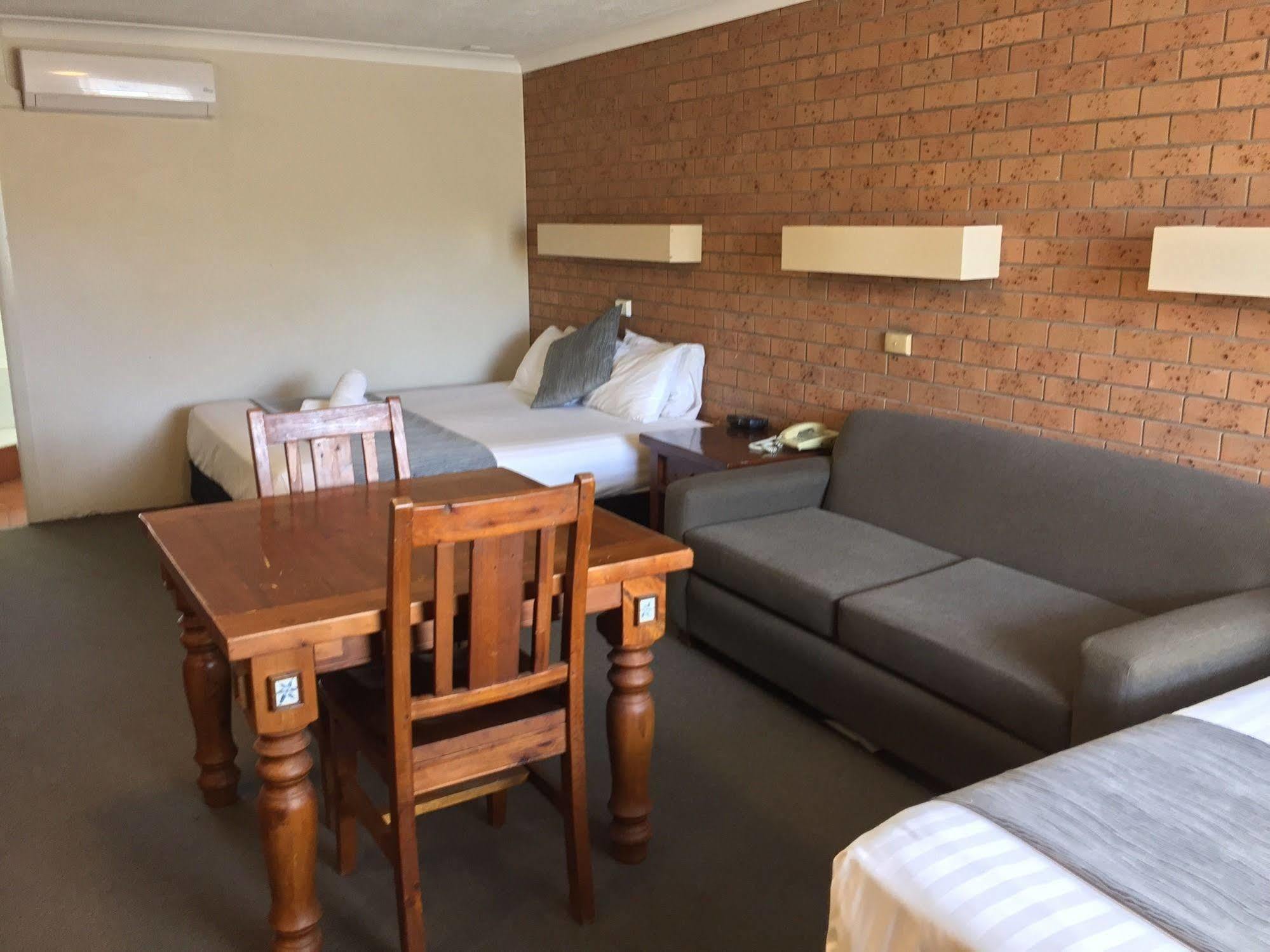 James Street Motor Inn Тувумба Экстерьер фото